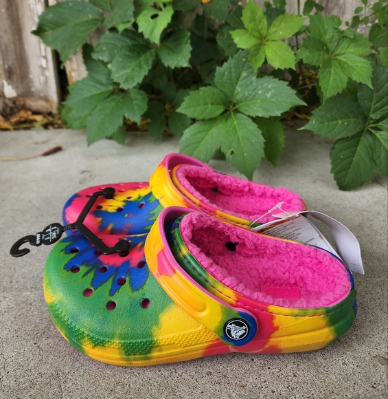 Crocs Kids🔥 SZ J2 🔥Tie Die With Fur Inside - Picture 3 of 4